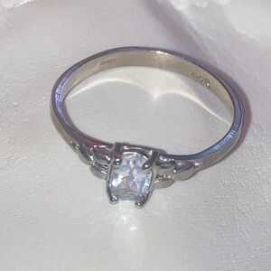 Women’s Silver 925 Purple Rhinestone Ring Size 6
Pre Owned